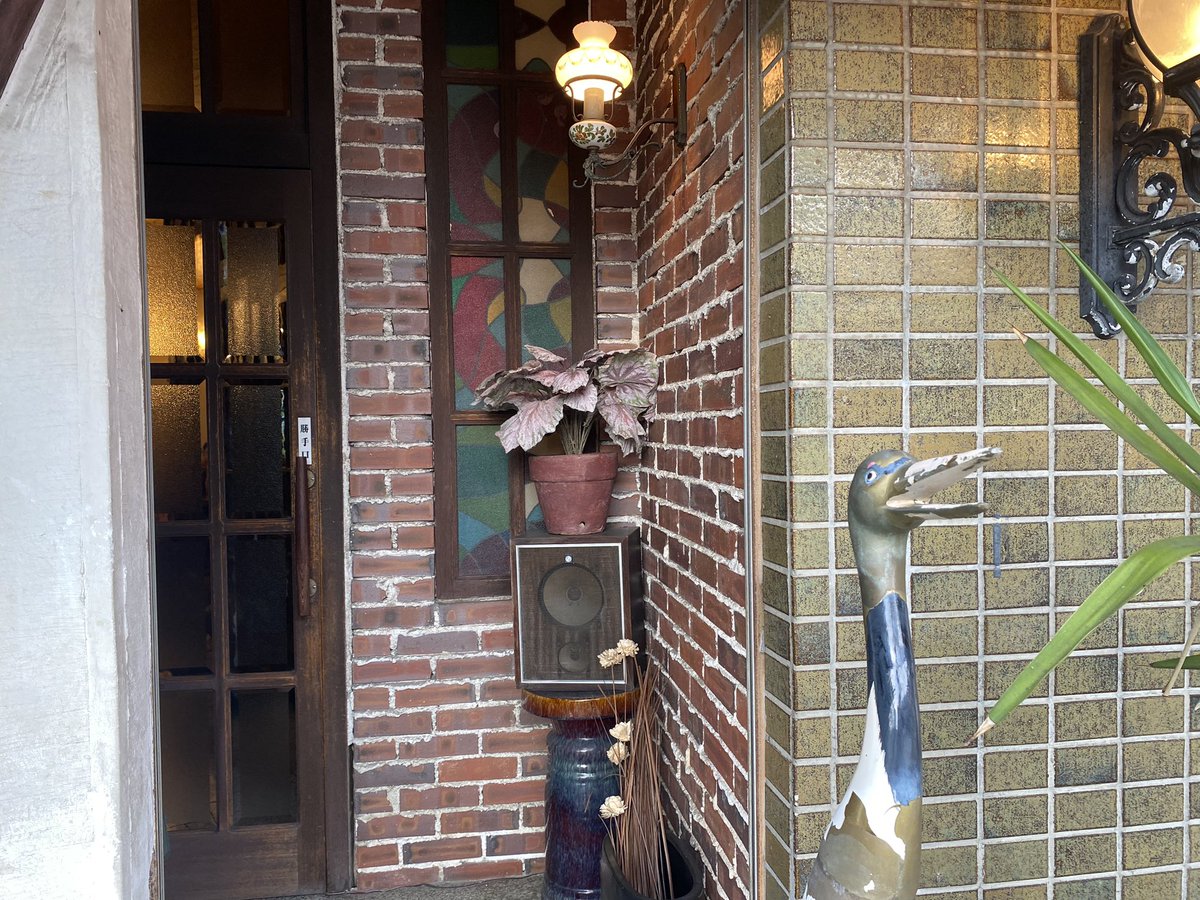 FolivoraSloth's tweet photo. 珈琲館サイホンと富田屋が向かい合う宮津駅前の光景がほんとに最高でした
富田屋に並んでいるとき、重厚な音楽がずっとサイホンから流れていてライブでもやってるのかな？と思ったら店の外にスピーカーがあってビックリ！
外の人にも楽しんでもらう意図があるのかも https://t.co/u3qHuCu5LB