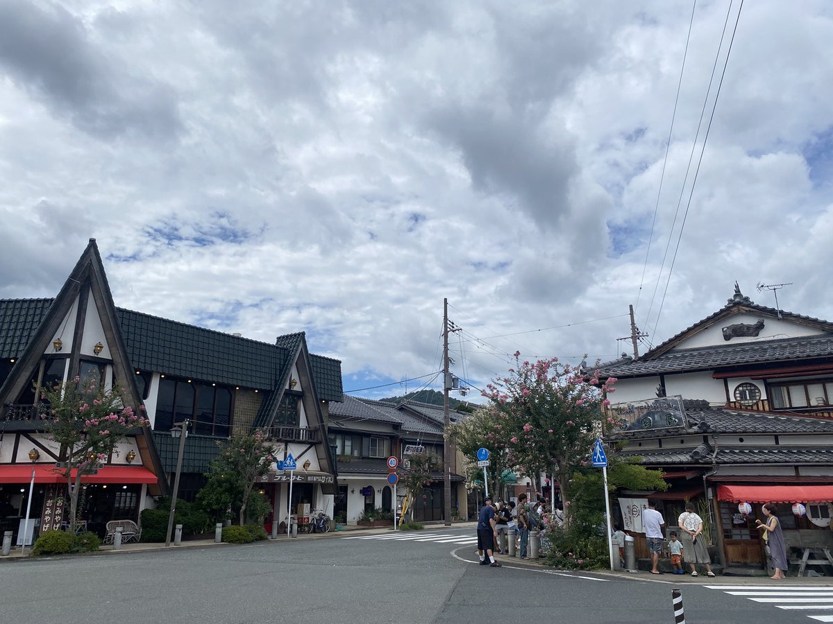 FolivoraSloth's tweet photo. 珈琲館サイホンと富田屋が向かい合う宮津駅前の光景がほんとに最高でした
富田屋に並んでいるとき、重厚な音楽がずっとサイホンから流れていてライブでもやってるのかな？と思ったら店の外にスピーカーがあってビックリ！
外の人にも楽しんでもらう意図があるのかも https://t.co/u3qHuCu5LB