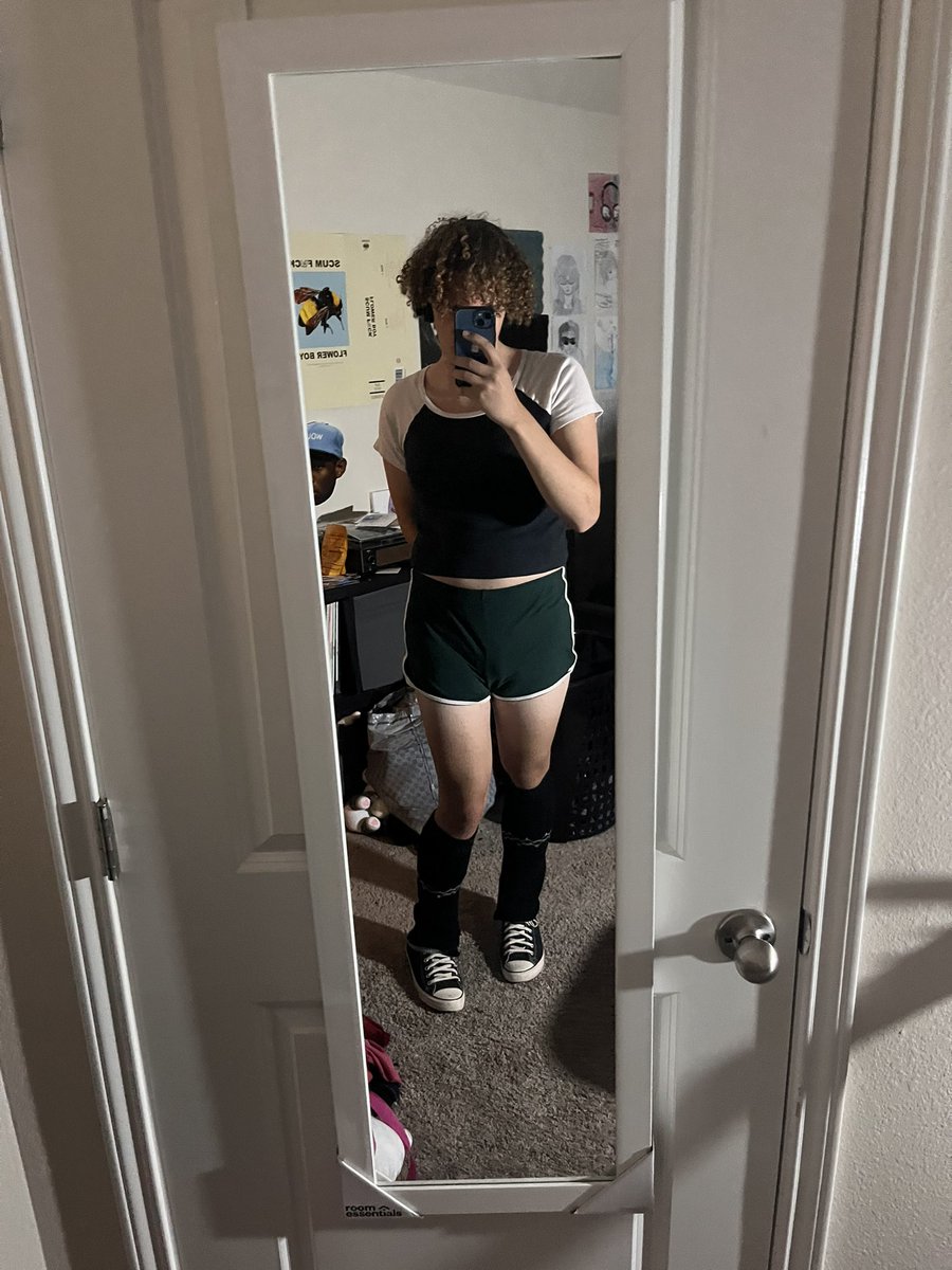 Scarlettsnova's tweet photo. Got a new crop top https://t.co/5lBRMxxT3R