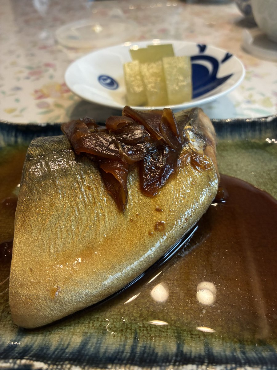 miyamesi's tweet photo. 今日のまかない。
秋鯖の煮付けと冬瓜の含め煮です。
大きな鯖の半身を2人でペロリです。魚は美味しいなぁ。
《秋鯖、ガリ、煮汁。冬瓜。ご飯》

#まかない #仮想店舗 #miyamesi鮨店 #秋鯖の煮付け https://t.co/fYZNQDXBAV