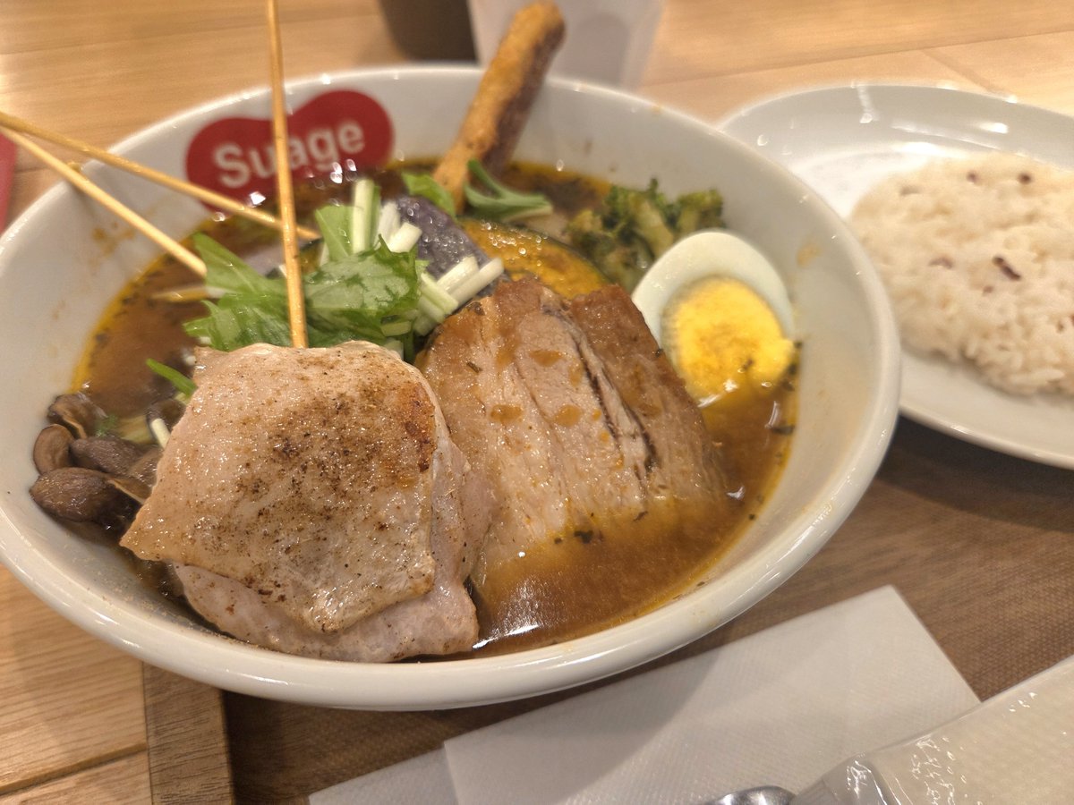 KyungsooDear's tweet photo. 今日のランチはスープカレー🍛
以前来てめっちゃ美味しかったので
またもや1人でご来店😁
ちょっと贅沢なカレーをチョイス!
鶏と豚バラが入ってます🐔🐷🍆🎃
めちゃ美味しい😋
#suage
#LUCUA
#スープカレー https://t.co/KYgxT8tlfu