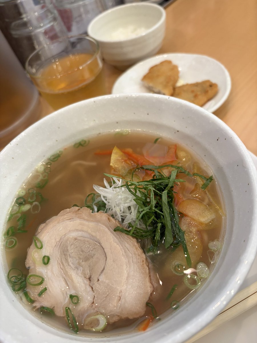 kumikumi28's tweet photo. 小学時代3回ほどお誕生日会に来てくれてた #西村ケント くんの12/25のライブ情報が #FMCOCOLO から❣️活躍してるなぁ🎶
ランチは #上々ラーメン
#上々元祖 あっさり塩ラーメン🍜おかずとご飯付きで950円
私の好きなしそや
パプリカ入ってて嬉しい😊
#くみくみの今日もワクワク
#OSAKA
#泉佐野ランチ https://t.co/Zq2SHT2MNz