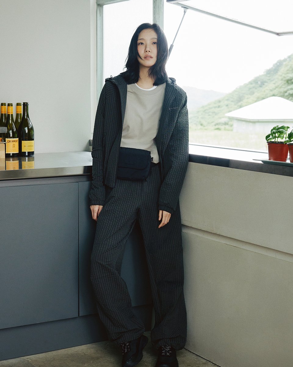 snowpeakOutdoor's tweet photo. 체크를 입는 가장 분위기 있는 방법.

김고은의 자연스러운 무드와 만나
한층 더 세련되게 완성된 체크 스타일링.

자켓과 팬츠를 함께 입어도, 따로 입어도좋은
이번 시즌 눈여겨볼 가을 셋업을 만나보세요.

#스노우피크어패럴 #snowpeak #김고은 @ggonekim https://t.co/e6ohLOduMt