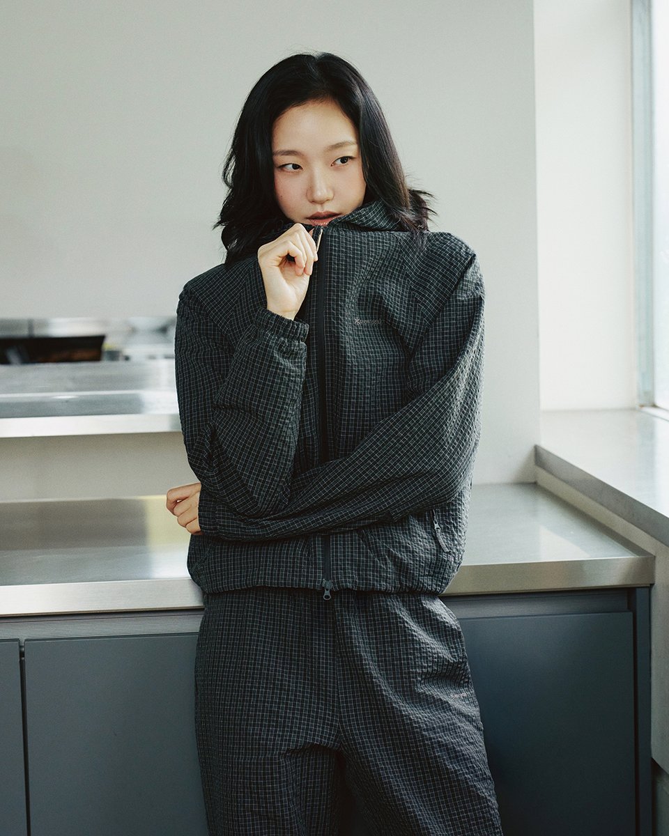 snowpeakOutdoor's tweet photo. 체크를 입는 가장 분위기 있는 방법.

김고은의 자연스러운 무드와 만나
한층 더 세련되게 완성된 체크 스타일링.

자켓과 팬츠를 함께 입어도, 따로 입어도좋은
이번 시즌 눈여겨볼 가을 셋업을 만나보세요.

#스노우피크어패럴 #snowpeak #김고은 @ggonekim https://t.co/e6ohLOduMt