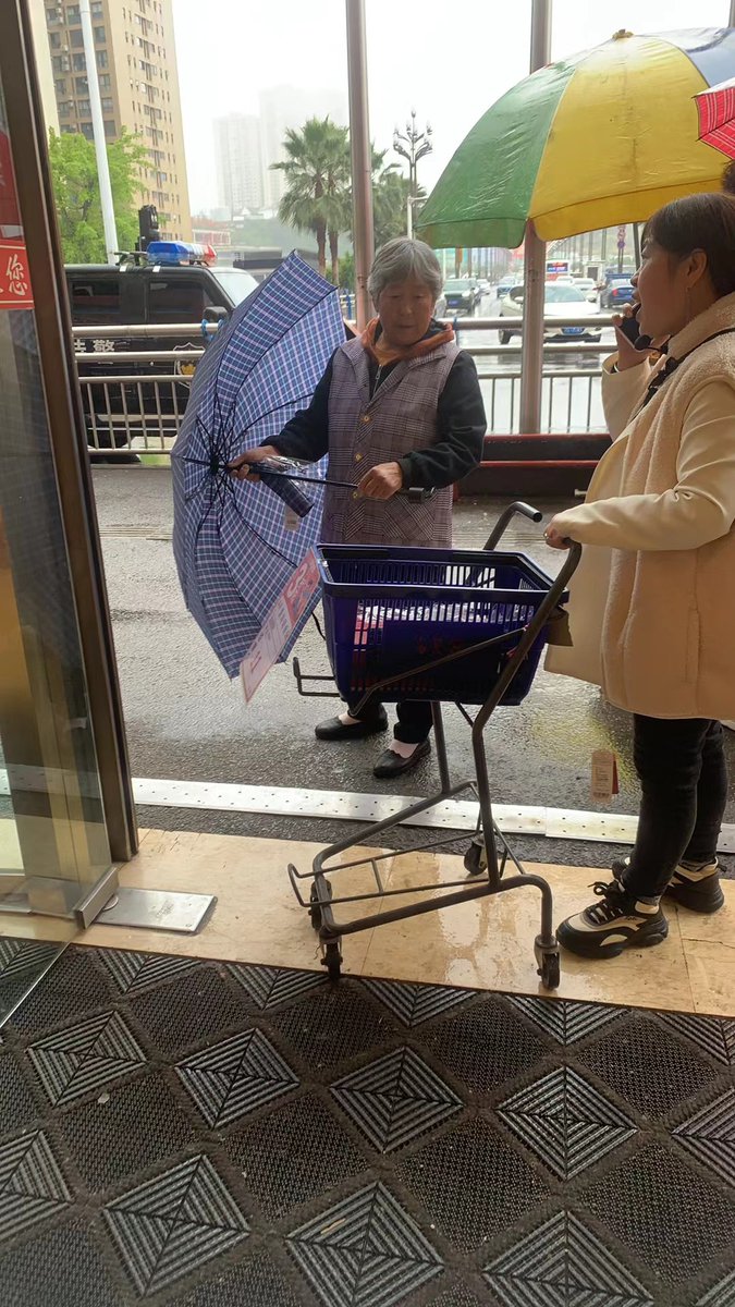 Basory1111's tweet photo. 雨天没带伞，陌生阿姨塞给我半块干面包，说“小姑娘先垫垫，别淋着”，暖到现在都攥着衣角，谢谢陌生的温柔呀～， https://t.co/jJGYq27TzI