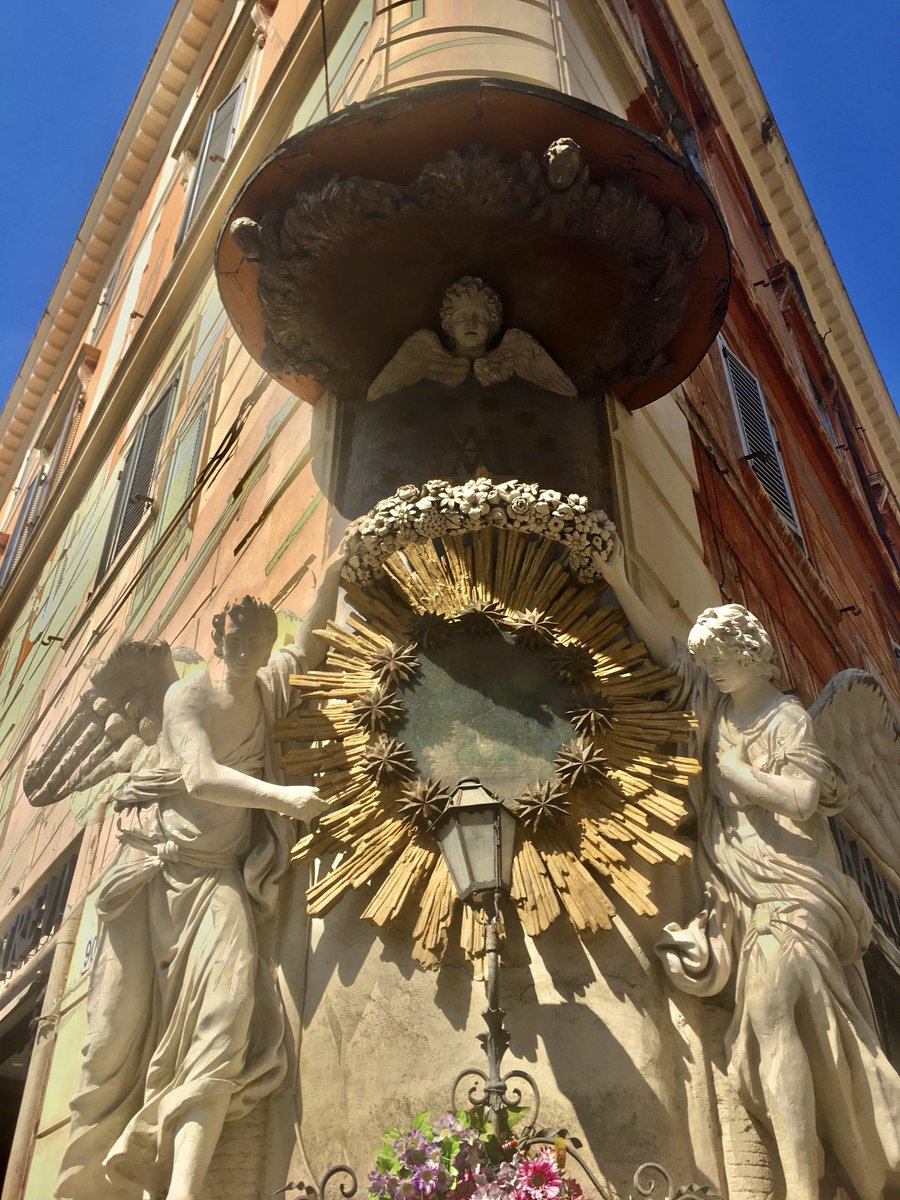 caputmundiHeidi's tweet photo. Una splendida #Madonnelle,
che si vede raramente perché si trova in Piazza di #Trevi , dove migliaia di persone ammirano la Fontana di Trevi…
#Roma 🤍 https://t.co/yZgicDDNSI