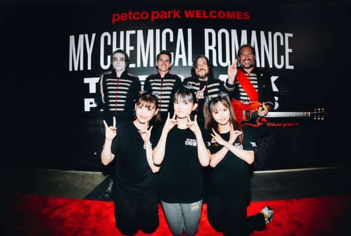 MCRmy__ARG's tweet photo. My Chemical Romance junto a la banda japonesa BABYMETAL, quienes los telonearon este domingo🫀 https://t.co/diBHKmZOrM