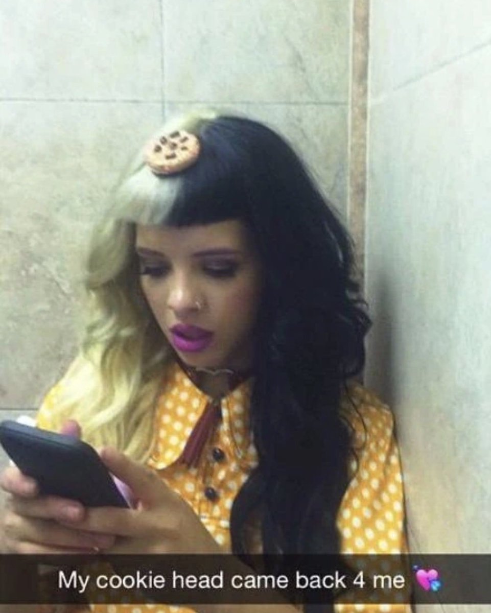 helleroffline's tweet photo. @reyscigar @exposingmel also, if you look at photos taken on june 25, 2015, she is obviously wearing a wig 😭😭 https://t.co/i5SbTTHHj3