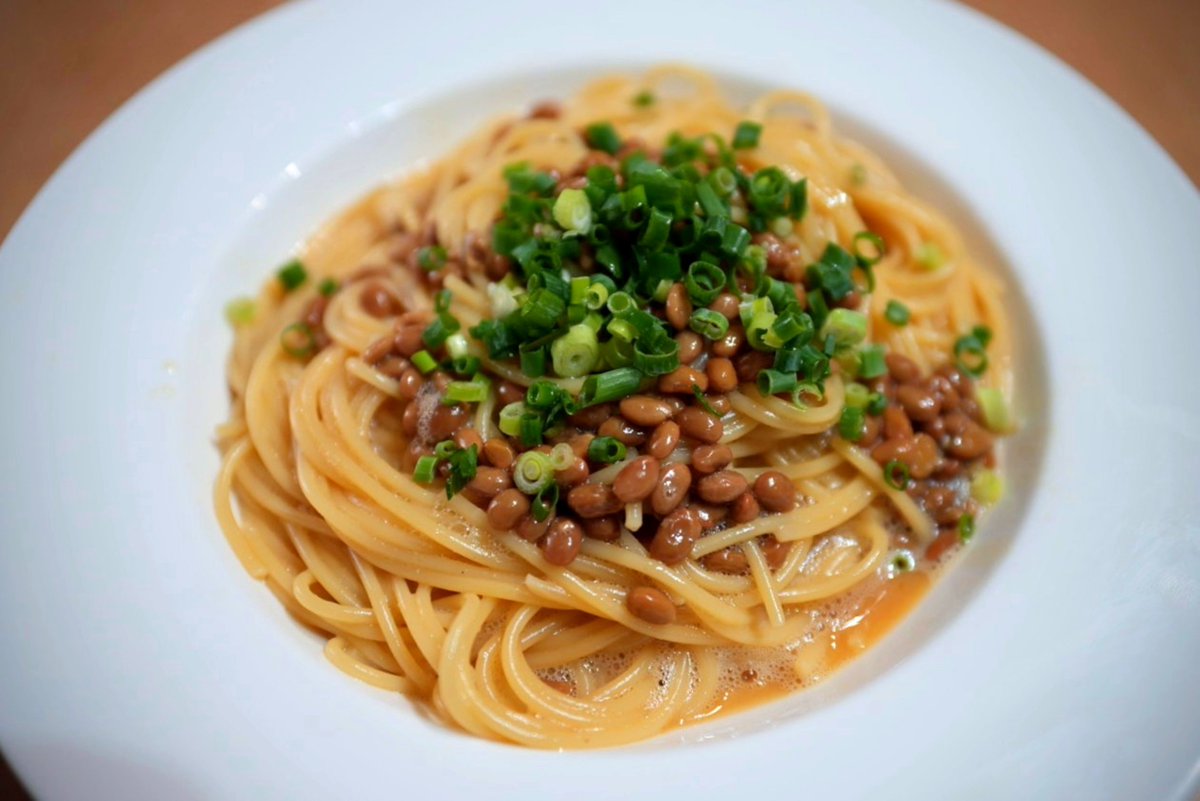 eateateat9's tweet photo. 昼ごはんは納豆パスタ。

納豆パスタってなかなか美味しく作れない。今日のソースは全卵、麺つゆ、砂糖、パルメザンチーズ、化学調味料、納豆付属の辛子とタレ、胡麻油の構成。まぁまぁ美味しかった。やっぱ大葉とか刻み海苔とか欲しい気がする…#納豆パスタ https://t.co/TEiJmIptZ6