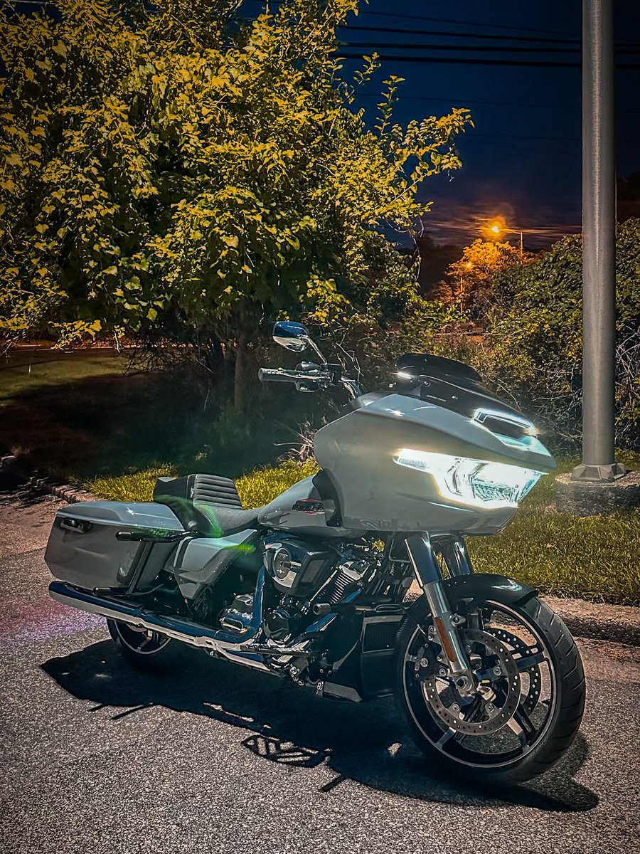 andersonbryan80's tweet photo. I wasn’t a fan of the Road Glide’s new headlight design when it debuted in 2023, but I am now. 2026 Road Glide. Carbon fiber fenders and tank console: Arlen Ness Motorcycles
Carbon fiber air scoop and skid plate: Thrashin Supply
Floorboards: FLO https://t.co/c7zbinNLyb