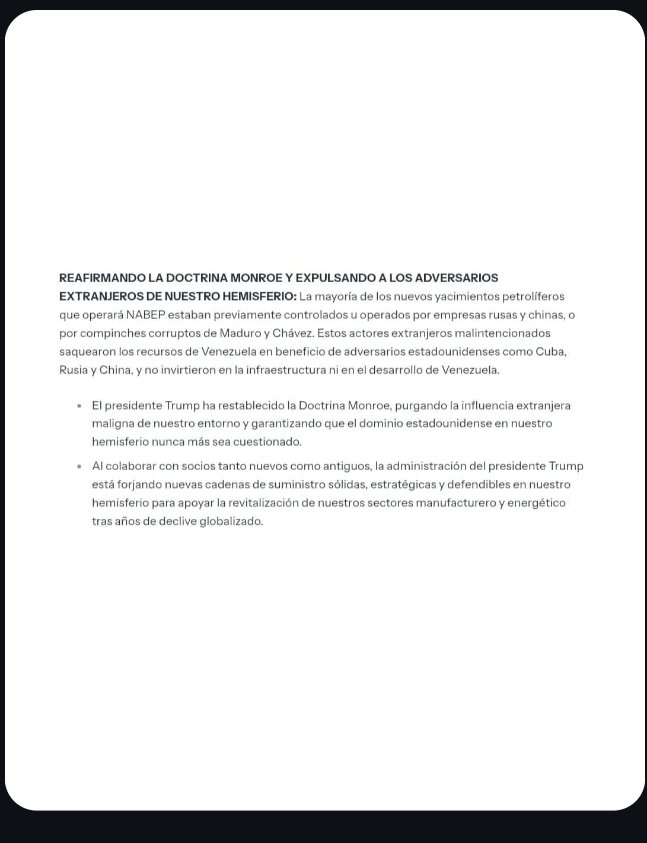 MariaesPueblo's tweet photo. 🚨 ANÁLISIS CONSTITUCIONAL Y JURÍDICO: 

El Acuerdo Petrolero y las Sombras sobre la Soberanía Nacional

El memorándum y acuerdo petrolero difundido por la Casa Blanca sobre Venezuela encierra graves vulnerabilidades estructurales, vicios de legalidad y un masivo daño patrimonial que compromete el futuro de la Nación.
1. Vicios Constitucionales y de Origen
 * Incompatibilidad con el Dominio Público: Los hidrocarburos son bienes inalienables e imprescriptibles. Otorgar concesiones a 100 años a una entidad privada (NABEP) y comprometer la producción a agencias extranjeras subvierte el control público de los recursos naturales. No hay ley que soporte dicha adjudicación. 
 * Incompetencia y Nulidad de los Firmantes: Las autoridades interinas que avalan este esquema carecen de legitimidad democrática y de la investidura derivada de la soberanía popular para enajenar el patrimonio intergeneracional histórico a plazos seculares.
 * Soberanía Subordinada: Someter la relación jurídica a la legislación y tribunales de EE. UU., otorgando poderes de veto a Washington y control mayoritario directivo extranjero, desnaturaliza la soberanía territorial.
2. Destrozo Patrimonial y Fiscal
 * Transferencia Gratuita de Activos: La cesión del 35% de la empresa matriz (NABEP) al Office of Strategic Capital del Departamento de Guerra de EE. UU. "sin coste alguno" constituye una enajenación directa de la riqueza nacional sin contraprestación financiera equivalente.
 * Venta a Costo de Producción: Garantizar crudo al estricto costo de producción priva al tesoro público de la renta petrolera real de mercado, subsidiando la reserva energética de una potencia extranjera.
 * Cercenamiento Comercial: La prohibición de negociar libremente con terceros países viola la soberanía económica, impidiendo la diversificación de mercados y la concurrencia competitiva para optimizar los ingresos del Estado.

Un acuerdo que hipoteca el subsuelo, despoja a la República de sus rentas y entrega el timón estratégico a tutelaje extranjero adolece de nulidad absoluta y representa una lesión irreparable para las futuras generaciones.
MADM
Colombia 31 agosto 2026