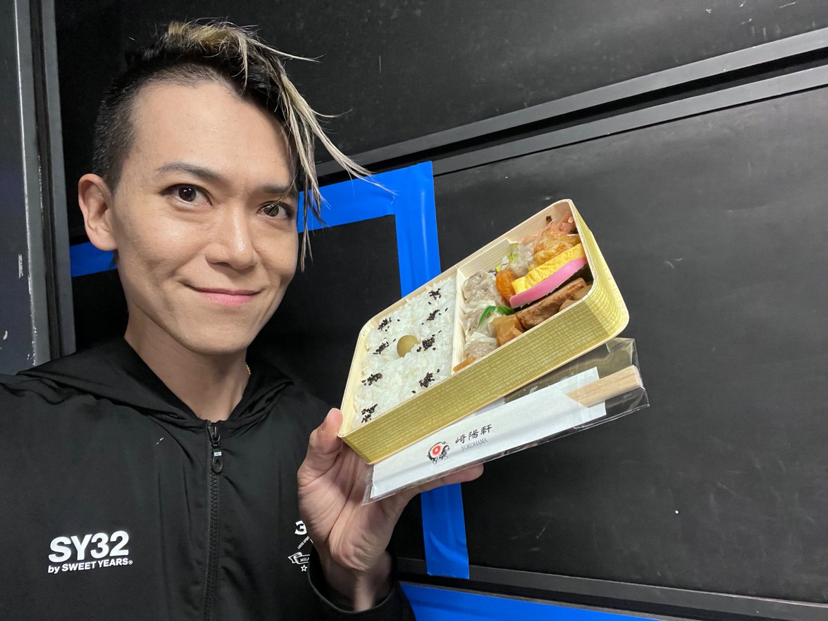 shinpei_brz's tweet photo. #BREAKERZ
LIVE TOUR 2026 #RETURNZ -GO- 

Day 1
8月31日(月) 新横浜 NEW SIDE BEACH!!

ツアー始まりました！

初日で勢い余って、美味しいシュウマイ崎陽軒のお弁当を２つも食べてしまったワタシ　反省(*´-`)！

次回の福岡公演でスタッフさんへ美味しい差し入れを持っていこうと思います(・∀・) https://t.co/DRvUuymeda