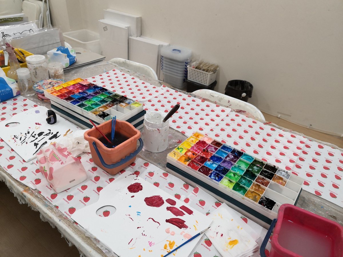 Deepaks41044584's tweet photo. Step into a world of color and texture at today’s pop-up art jam—smudge paint, doodle freely, and turn raw materials into your small masterpiece. No experience needed, just bring your curious hands! https://t.co/dpHdB5oDAJ