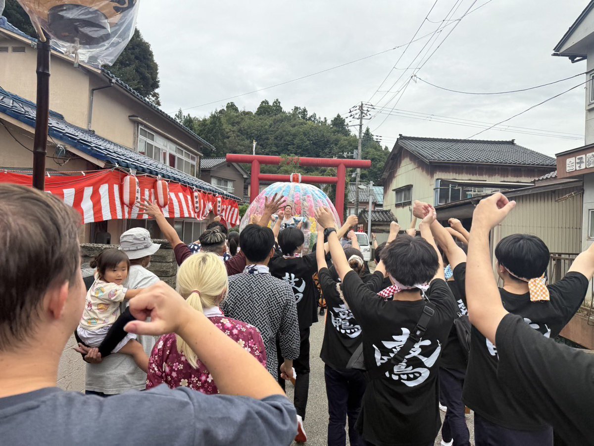 koou_7106's tweet photo. 【合宿3日目！】
昨年度に引き続き小木港まつりに参加させていただき、地域の皆様や鼓童の皆さんと一緒に太鼓を叩きながら、お祭りを盛り上げることができました✨
今回の合宿で学んだことを大学に持ち帰り、さらに演奏を磨いていきたいと思います！
鼓童の皆様、地域の皆様、ありがとうございました！ https://t.co/Ec47tSsaDJ