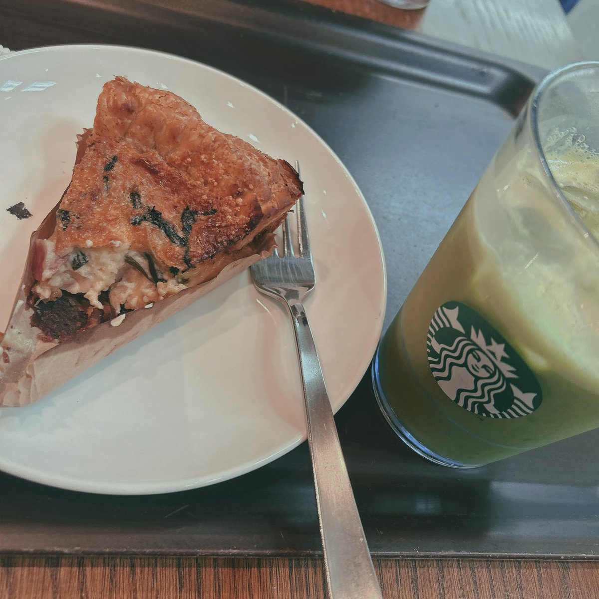 ___ysdq's tweet photo. スタバのキッシュって何でこんなに美味しいん https://t.co/ed13n9meNk