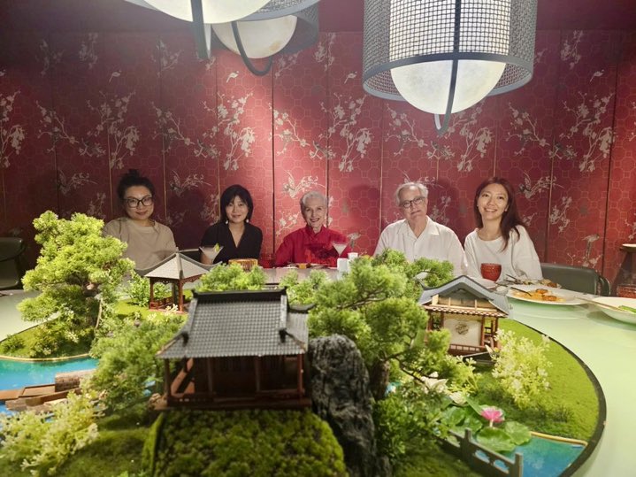 Mayeozas's tweet photo. Our last night in Shanghai with my CAA China agents. Magnificent flowers, fantastic dinner, amazing night view and Teslas, of course.
#ItsGreatToBe78 @XFashion https://t.co/2vhQAiwyq0