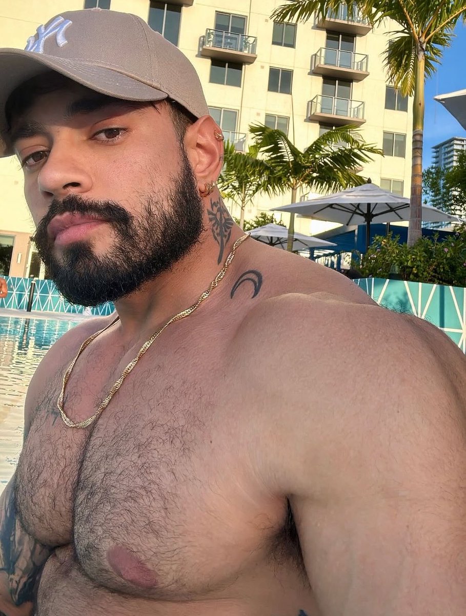 hypnobboy's tweet photo. Su mente ruda fue vaciada para siempre, convirtiéndolo en un juguete devoto y silencioso.
El imponente chico malo solo responde a órdenes directas, mostrando sus tatuajes en trance.
Músculo rudo, cerebro apagado y entrega total.
Trofeo de calle. Trance total.
#badboy #himbo #mindcontrol
