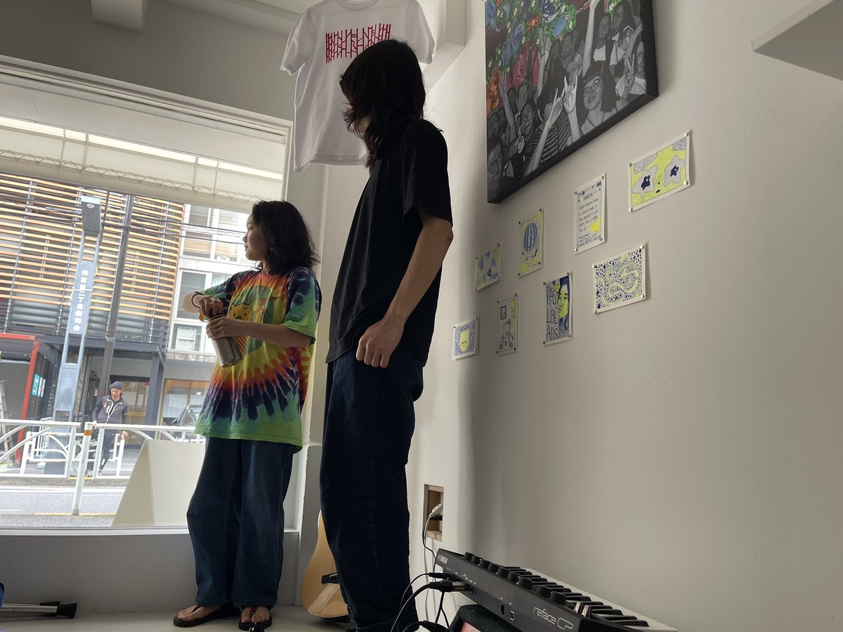 asiL_TZKN's tweet photo. そう言えばこの前Oronoとかざまりささんの個展+ミニライブ(2枚目はひなたさん)行ってきた!
部屋入ったらオロノがすぐに「久しぶり!ありがとう」と声かけてくれて嬉しかった🙏
写真は「世界平和の外交」風に撮ってもらいました(笑)
#okwow #金曜ボイスログ #superorganism https://t.co/e9YfqaR8Tz