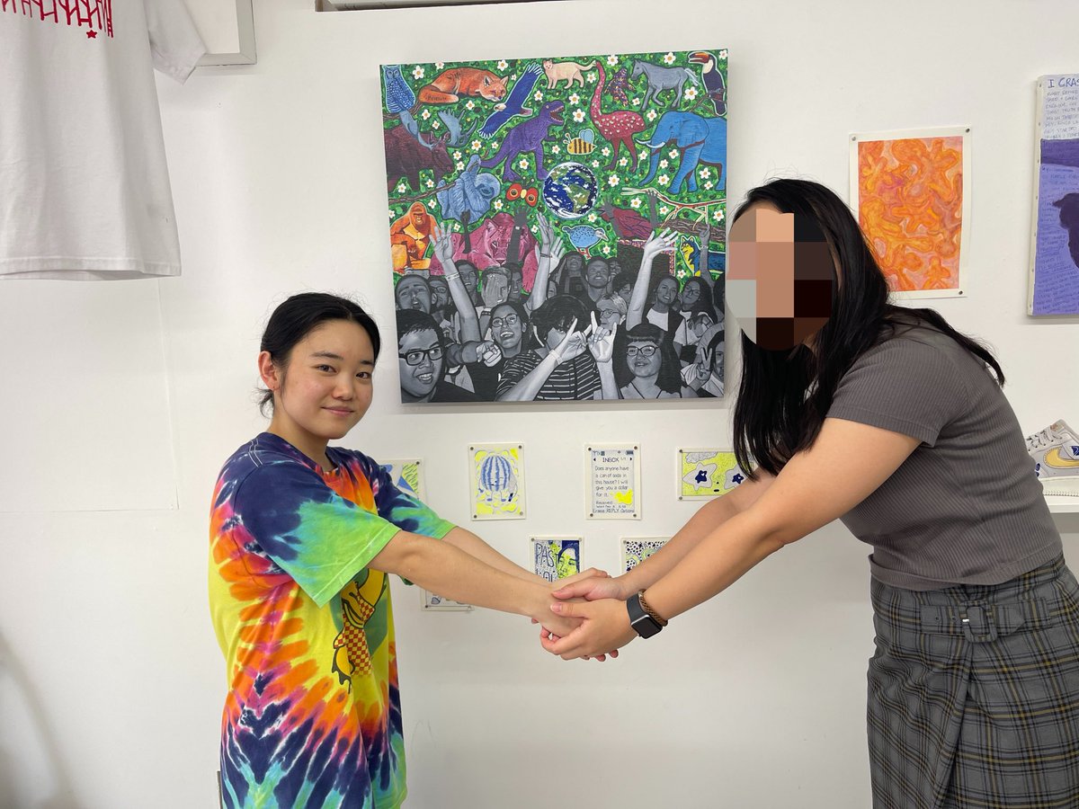 asiL_TZKN's tweet photo. そう言えばこの前Oronoとかざまりささんの個展+ミニライブ(2枚目はひなたさん)行ってきた!
部屋入ったらオロノがすぐに「久しぶり!ありがとう」と声かけてくれて嬉しかった🙏
写真は「世界平和の外交」風に撮ってもらいました(笑)
#okwow #金曜ボイスログ #superorganism https://t.co/e9YfqaR8Tz