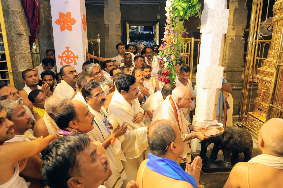 BSYBJP's tweet photo. ಮಂತ್ರಾಲಯದ ಶ್ರೀ ಗುರು ರಾಘವೇಂದ್ರ ಸ್ವಾಮಿಗಳ 355ನೇ ಆರಾಧನಾ ಮಹೋತ್ಸವದ ಪಾವನ ಸಂದರ್ಭದಲ್ಲಿ, ಶ್ರೀ ಗುರು ರಾಘವೇಂದ್ರ ರಾಯರ ಮೂಲ ಬೃಂದಾವನದ ದರ್ಶನ ಪಡೆದು, ವಿಶೇಷ ಪೂಜೆ ಹಾಗೂ ಪ್ರಾರ್ಥನೆ ಸಲ್ಲಿಸಲಾಯಿತು. https://t.co/m3CFGLyv34