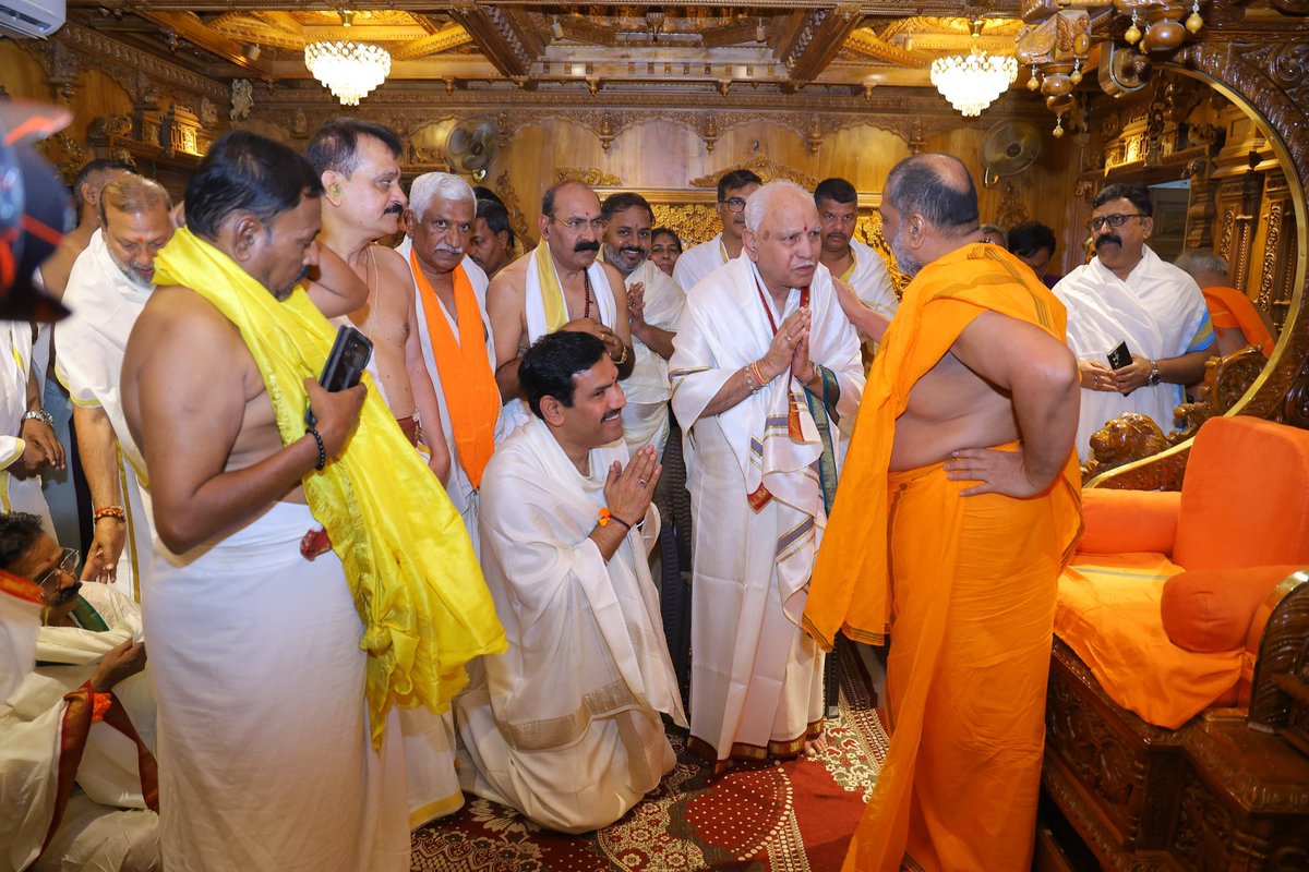 BSYBJP's tweet photo. ಮಂತ್ರಾಲಯದ ಶ್ರೀ ಗುರು ರಾಘವೇಂದ್ರ ಸ್ವಾಮಿಗಳ 355ನೇ ಆರಾಧನಾ ಮಹೋತ್ಸವದ ಪಾವನ ಸಂದರ್ಭದಲ್ಲಿ, ಶ್ರೀ ಗುರು ರಾಘವೇಂದ್ರ ರಾಯರ ಮೂಲ ಬೃಂದಾವನದ ದರ್ಶನ ಪಡೆದು, ವಿಶೇಷ ಪೂಜೆ ಹಾಗೂ ಪ್ರಾರ್ಥನೆ ಸಲ್ಲಿಸಲಾಯಿತು. https://t.co/m3CFGLyv34