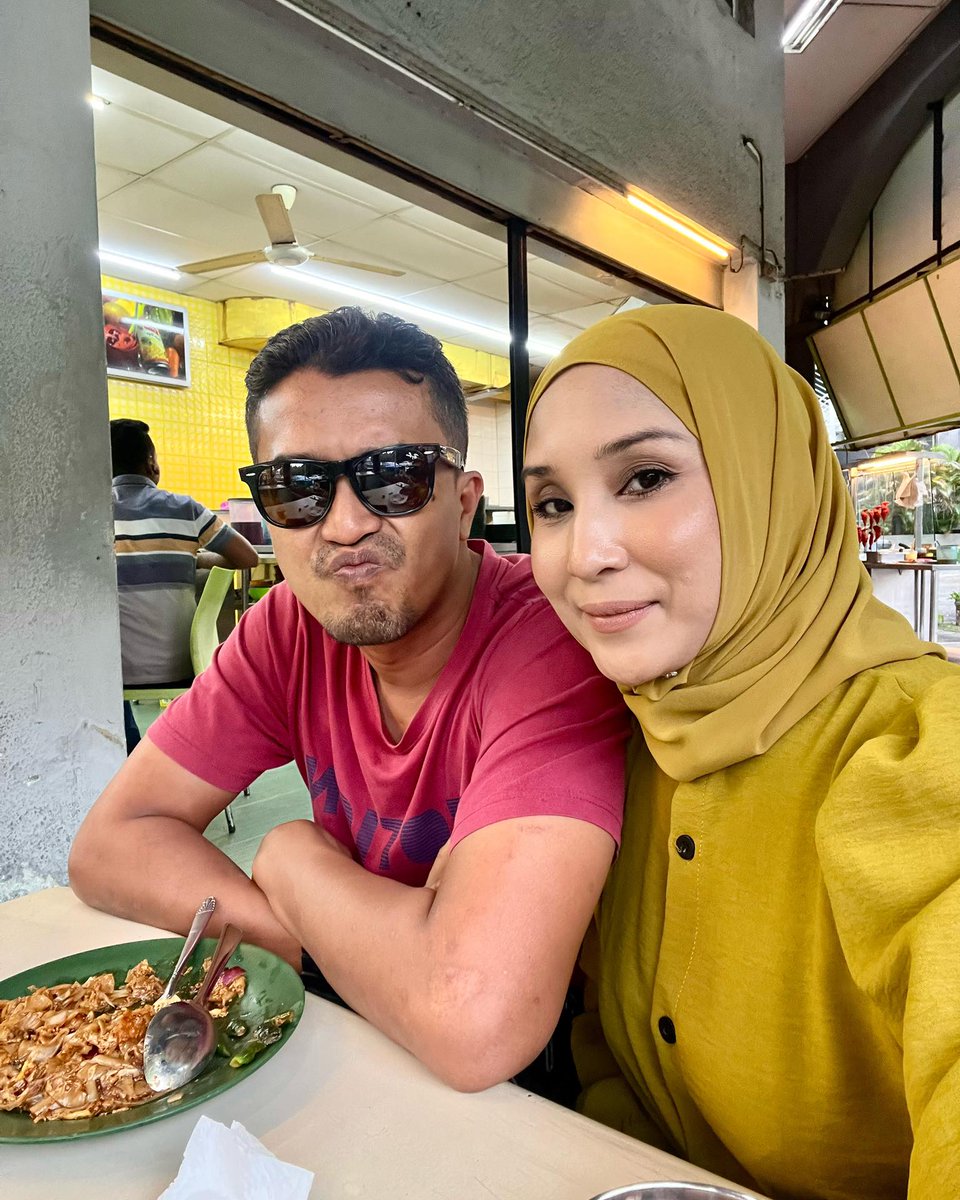 Barrithely's tweet photo. Macam-macam dah kita lalui bersama. Alhamdulillah, genap 20 tahun. Happy Anniversary Rizman Toba. Moga yang baik-baik saja untuk awak, saya dan anak-anak. 9/6/2005-9/6/2025 https://t.co/PWNyJnIF9d