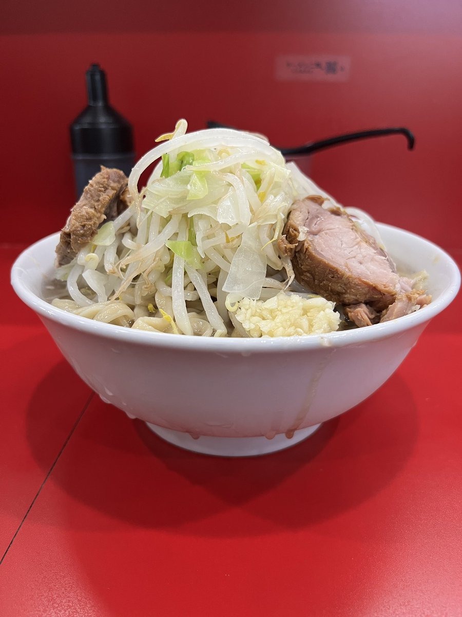 dalsegnojp's tweet photo. ラーメン二郎 生田駅前店
小ラーメン900円
冷やし400円
ニンニクスコシ

冷やし狙いで生田へ
麺を食べて、しょっぱめの豚をちょっとかじって、また麺を食べてと…豚が良いアクセントになりリズムよく（？）食べられました👍
麺が特に美味しかったです！
ごちそうさまでした https://t.co/vpI1oAu7cA