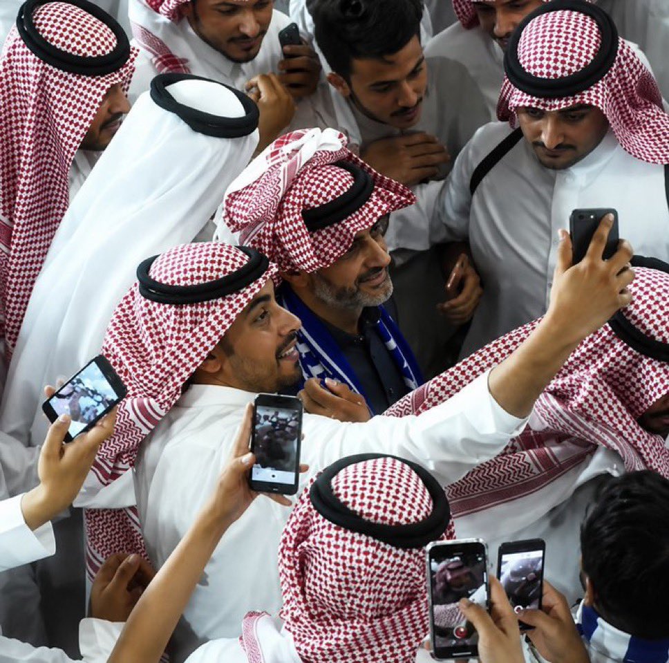 sqer_7's tweet photo. قسم بالله ياهو ساطي ياعالم 
ماشاءالله تبارك الله 

لك ان تتخيل لهم أسبوعين يومياً يتكلمون عنه ورئيسهم السابق ٢٤ ساعة ينزل تغريدة عنه اخرتها قبل نص ساعة 

مع ذلك ماعطاهم وجهه ولا فكر فيهم
جالس يدفع ويوقع ويخالص ولا همه

ضع لايك إذا تشوف ابو خالد اعظم شخصية في رياضتنا ☝🏻💙 https://t.co/PiKD2BOZPB