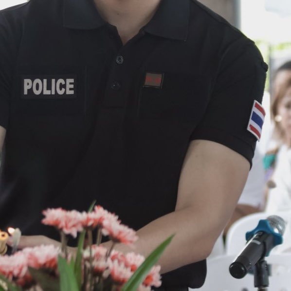 annie_Hstyles's tweet photo. ทั้ง Police ทั้งธงชาติไทยที่แขนเสื้อ ฮือ 😭 55555555555 โดนเส้น ชอบผุ้ชายในชุดเครื่องแบบค่ะพี่ซี ตราย 😭😭😭

The D Dorm Worship
#บวงสรวงหอตัวดี
#ZeePruk https://t.co/hchERrOtmV