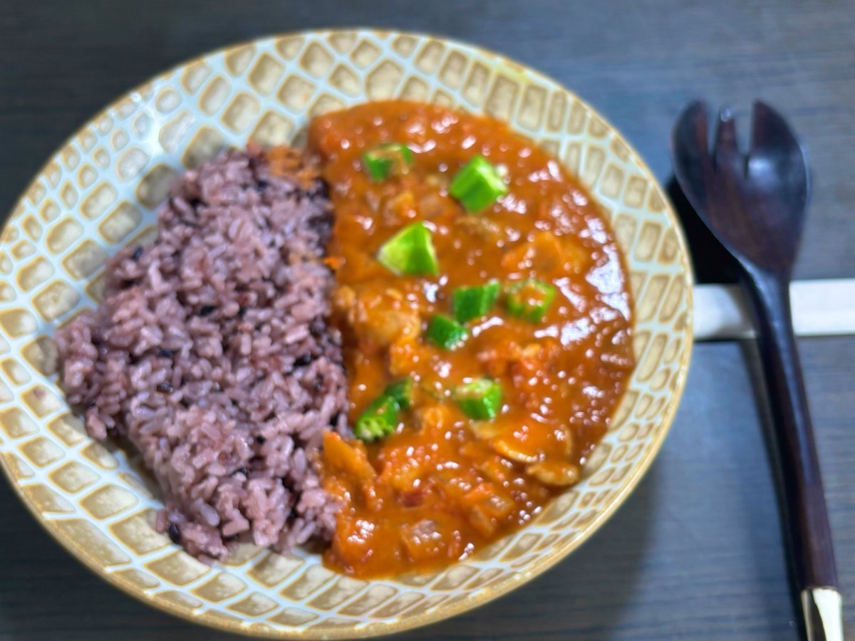 m_rinji's tweet photo. 昼はマフェ(私の作:セネガルなど西アフリカの料理)黒米添えです。鶏肉(牛肉を使うレシピもあるそうです)のトマト煮的なシチューに、ピーナッツペースト、オクラが入るのが特徴です。朝はきしめん、胡瓜ワカメ酢(共に妻作)でした。 https://t.co/MiRF7Rcffz