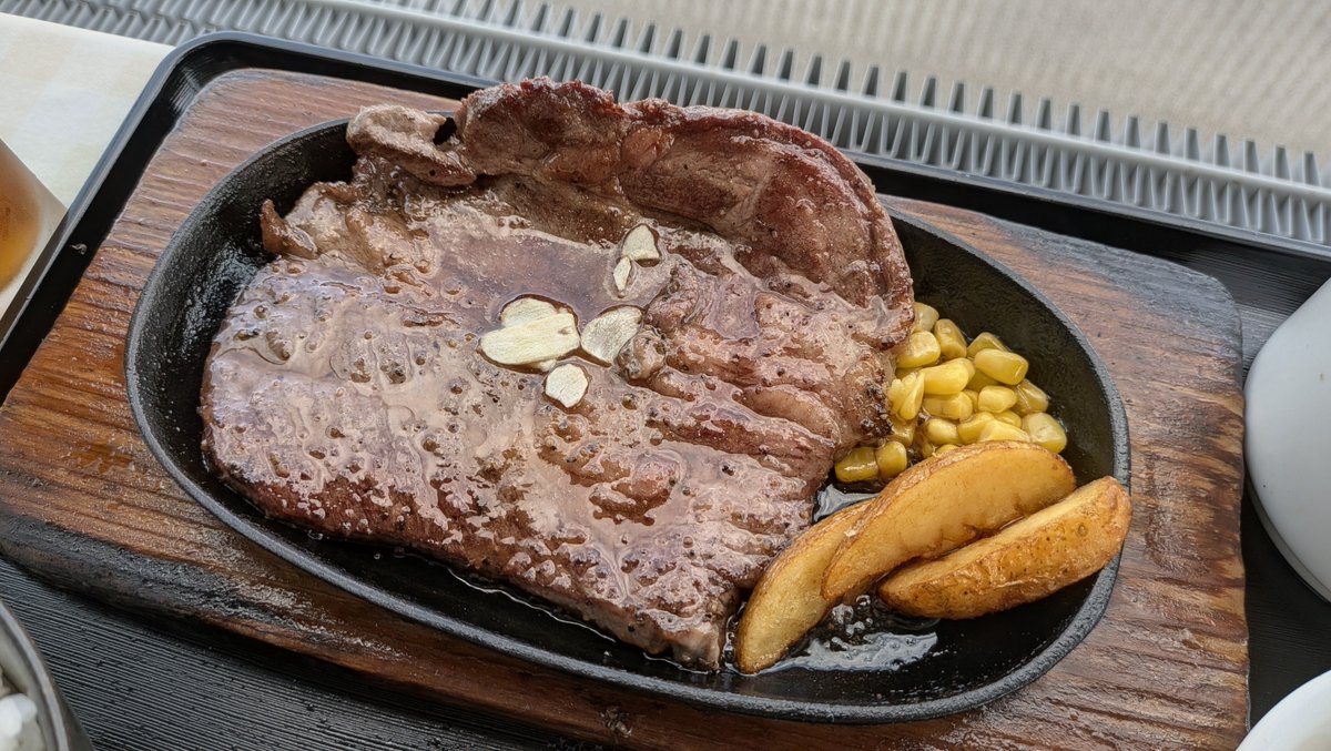 GS_OHTK's tweet photo. 江別市　江別ホルモン食堂
以前定休日だったのでリベンジ初訪問！河川防災ステーション2階にある食堂です。
名物の牛ステーキセット(1500円)をオーダー。厚さ約1cm＆手のひらより大きくボリューム満点！大盛無料、ドリンク付、大変美味しくいただけました〜
こちらは並ばず入れるのもありがたいです👍 https://t.co/UYyoArPypm