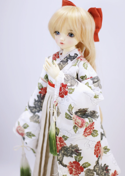 DOLKSTATION's tweet photo. 【入荷情報】
DOLK SELECTより、60cmサイズ対応ドール用ドレス『麒麟牡丹柄大正浪漫袴和服セット』のご紹介です！
➡️https://t.co/c06dKRBKmi

大輪の牡丹と瑞獣の麒麟が舞い踊る豪奢な意匠が視線を惹きつけます。
揺らめく房飾りが叙情的な余韻を残す一着です。 https://t.co/qhwemvZ4cU