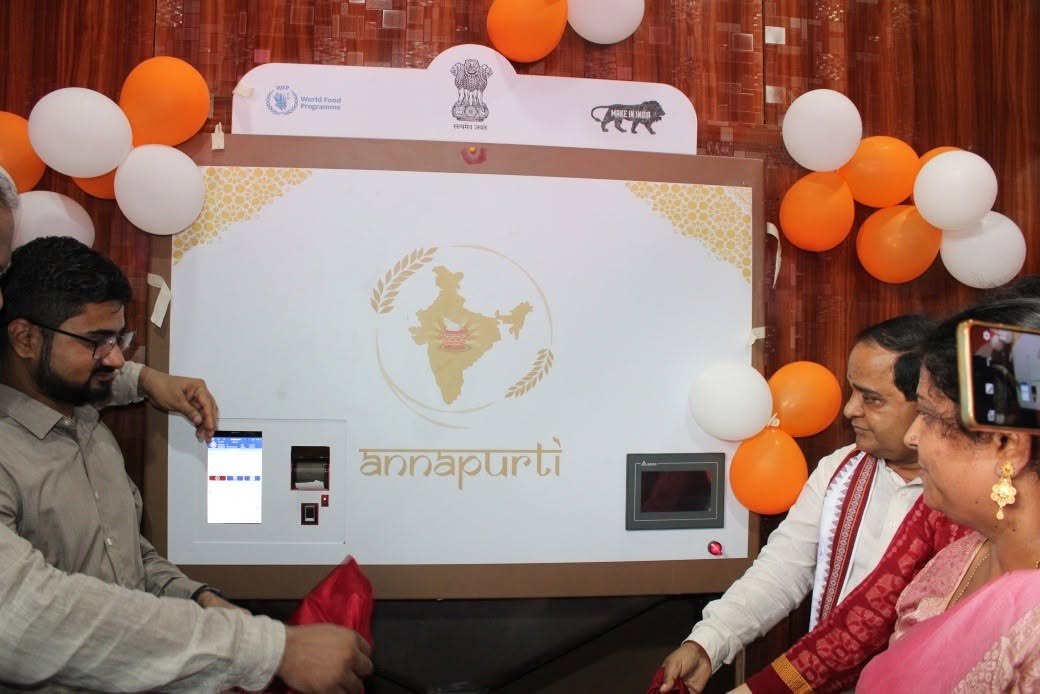 UNWFP_India's tweet photo. 🚀Odisha launched its 3rd #Annapurti Grain ATM in Dhenkanal. Food supplies and consumer welfare minister @Krushnach_Patra inaugurated the facility. Developed by the state govt &amp; @WFP, the system allows beneficiaries under #PDS to access grains round-the-clock. @Food_Odisha https://t.co/4cBBJH61O9