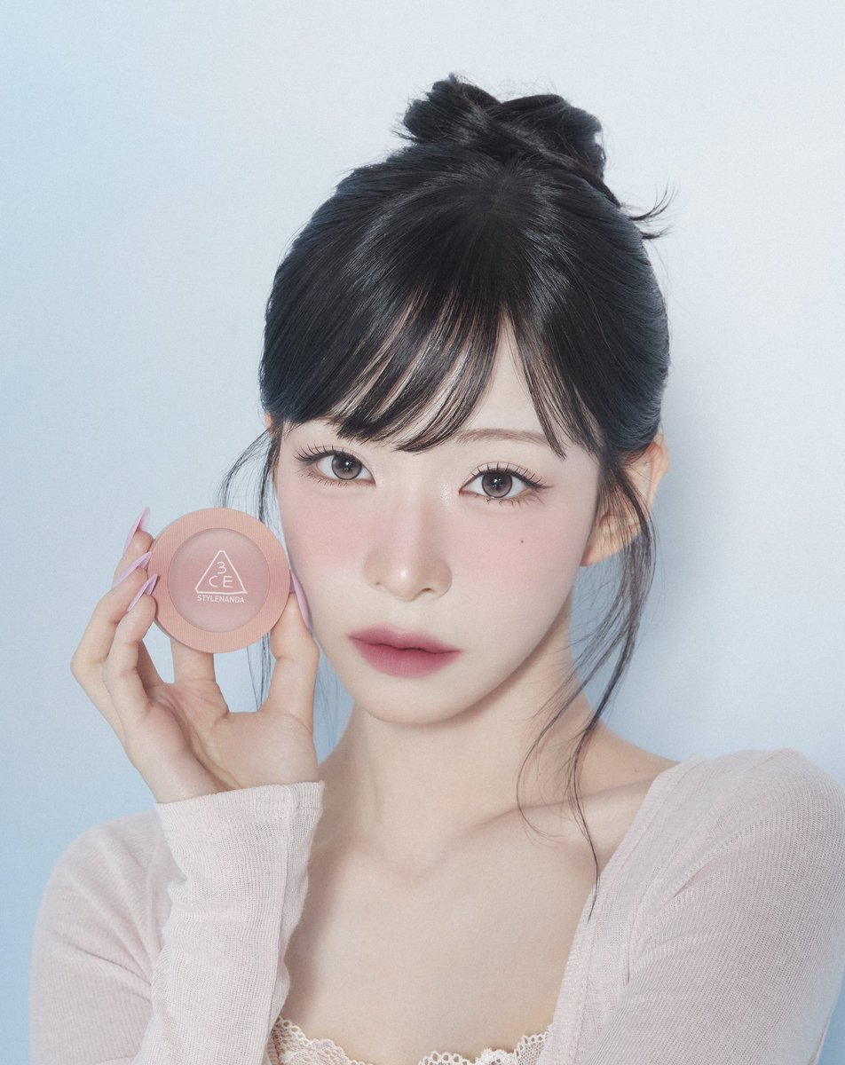 cosmetic0_0's tweet photo. #광고 #댓글이벤트 #rt이벤트
3CE NEW 앰배서더인 프나 채영님 화보가 너무 사랑스러운 기념으로 감다살 이벤트를 낋여왔습니다!

🎁 이벤트안내
• 참여 방법: 게시물 댓글로 “페이스 블러쉬” 작성+리트윗
• 참여 기간: ~09/15
• 경품: 3CE NEW Face Blush 1종 (색상 랜덤)
• 발표: 9/28(월) / 8명 https://t.co/f5zGFskLkb