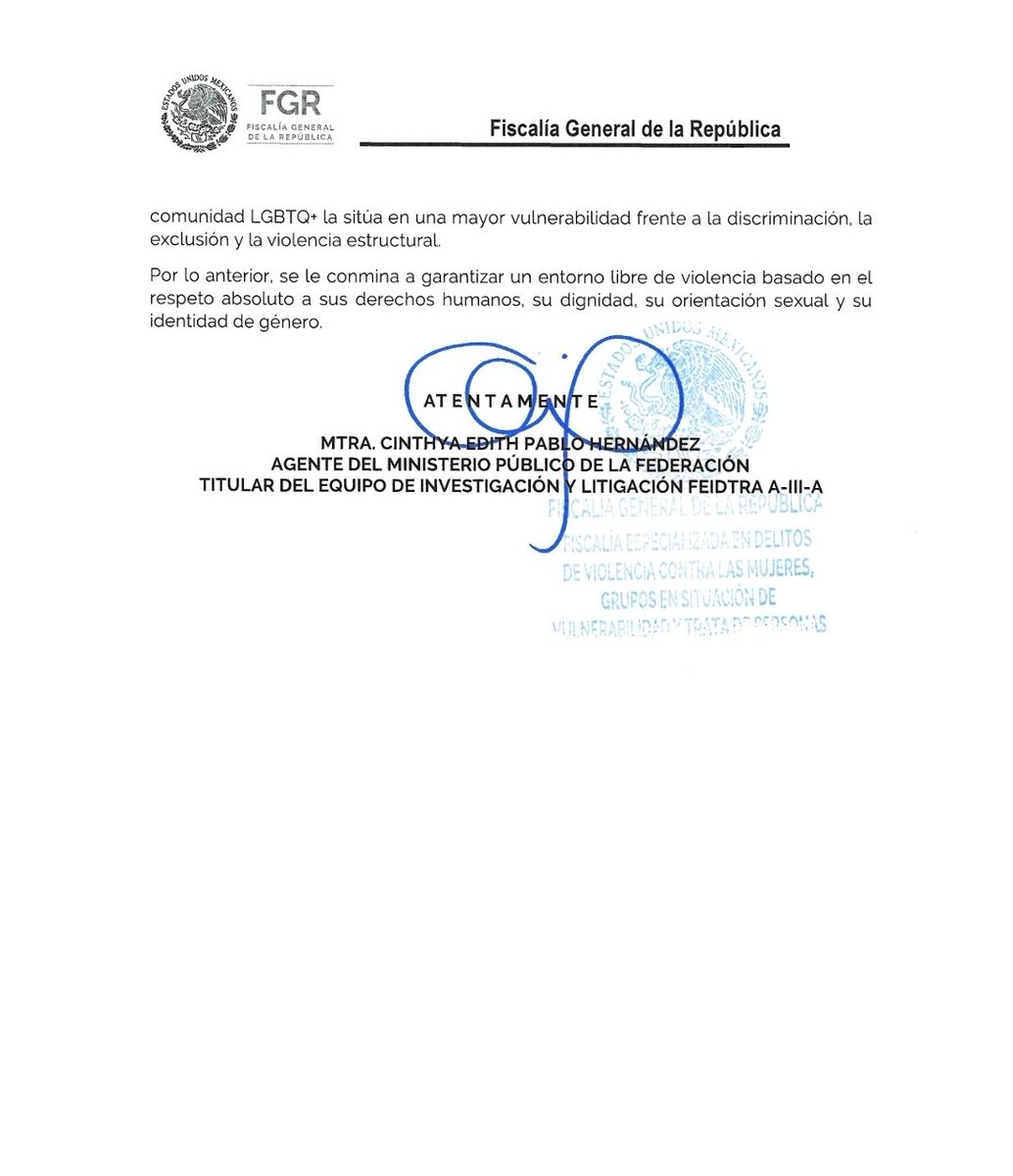 moni_calles's tweet photo. 🚨 PERSECUCIÓN DE ESTADO🚨 

Si el @INEMexico no garantiza derechos, menos garantizará la democracia.

Por ejercer mi trabajo como abogada, defender a mi clienta y exponer ilegalidades en el @INEMexico, hoy me avientan todo el aparato penal del Estado.

La @FGRMexico me acaba de notificar una denuncia penal con "medidas de protección" que son la nada jurídica: no dicen qué delito cometí, en qué consisten los supuestos "actos de intimidación", ni precisan la identidad de la persona denunciante. Me exigen no "molestar" a ciegas.

Mi único "delito" fue publicar videos legítimos que exponen a funcionarios públicos violando derechos donde solicitaba que me actuaran conforme a Derecho. 

La velocidad inédita de la FGR para actuar solo se explica por el amedrentamiento del oficialismo.

Si en México defender la ley y ejercer la abogacía es perseguido, estamos ante una tiranía. No me van a silenciar. 

¡La libertad de expresión y la abogacía NO son un delito!

Adjunto la notificación. 🇲🇽⚖️

@Presidencia_INE @C_Humphrey_J @NormaIreneD @RitaBellLpz @Montano_Ventura @Uuckib @MartinFazMora @Frida_Lego @BlancaYCG @tabanozahir #ArturoCastillo @CarlosLoret @CarlosGMancilla @LauraBruges
@Mcalaram 

#AbusoDePoder #Autoritarismo #Tirania #Elecciones2027