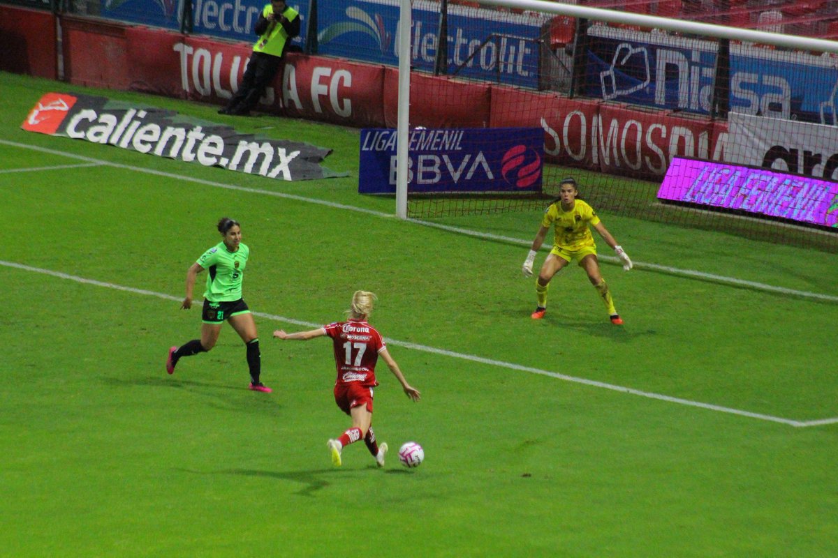 VisualsAgencyMX's tweet photo. @tolucafemenil 🆚 @fcjuarezfemenil | J6 apertura 2026 @ligafemenilbbva 🏟️ Nemesio Diez 

📸: @rretrieven para Visuals Agency MX https://t.co/I43lHkqPaa