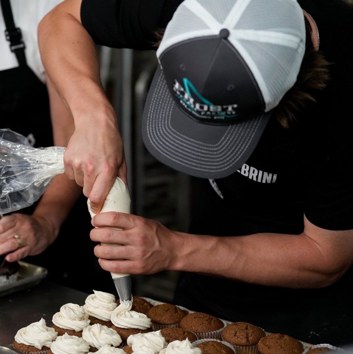 whimsyteal's tweet photo. ok no one is looking at that damn cupcake https://t.co/qb3Wd0sF5V
