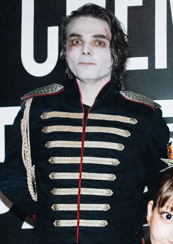 gorebugs's tweet photo. “where did all of my white paint go what the hell?”

the unnaturally white gerard way in the corner: https://t.co/Phdk3FfSmd