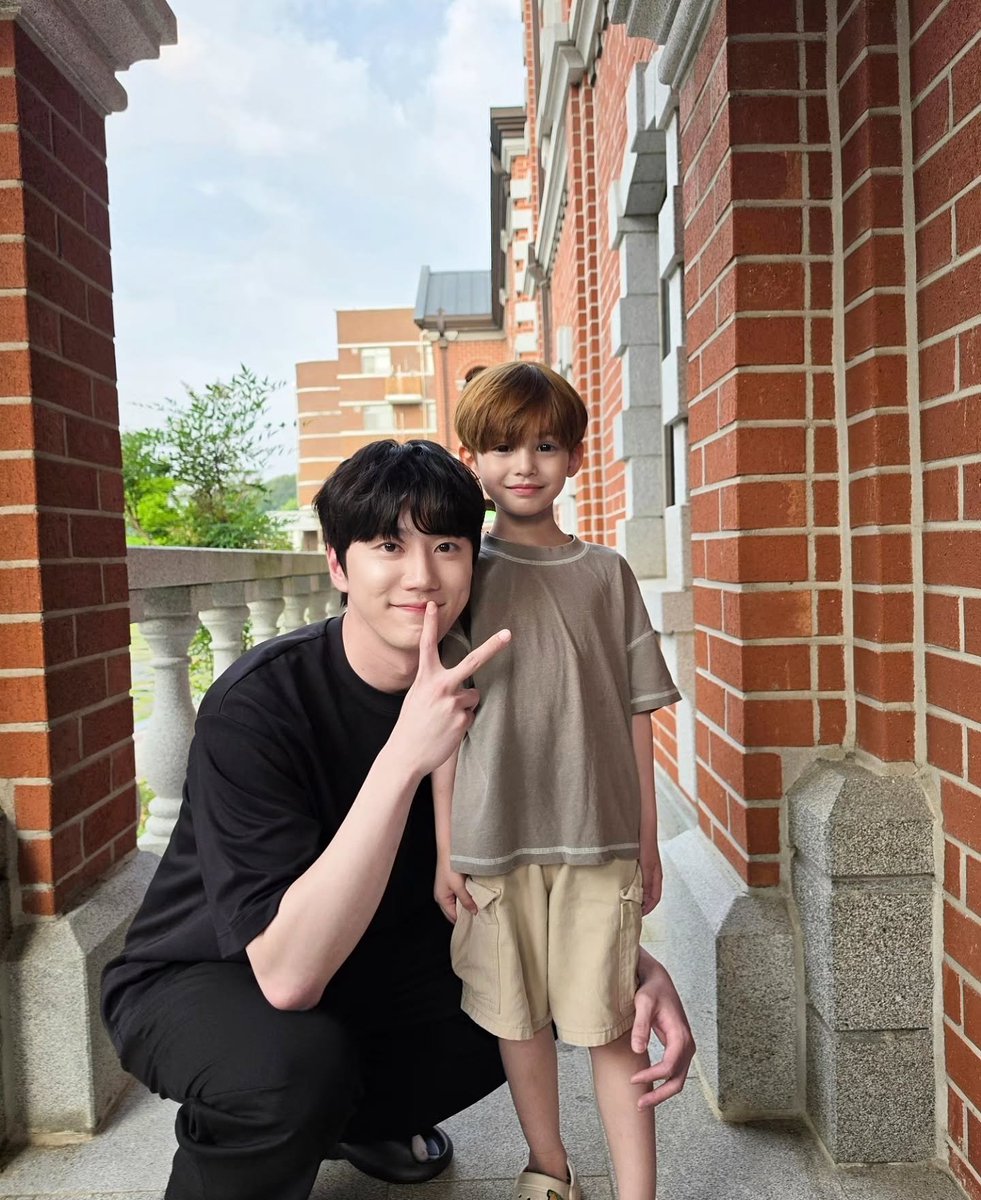 frommoons's tweet photo. 준영이가 17세 정요와 27세 정요가 성격이 다르고 여러가지 복합적인 감정변화를 겪는 인물이라 비오와 재인이랑 친했던 과거의 감정을 끌어 올려고 노력 했다는거 보면 확실히 날이 바짝 선 고양이 같은 얼굴을 하는거 보니 그 일을 비오네 집안이 배후라고 생각하고 원망하고 있었던게 아닌가 싶음 
만약 10년 동안 은둔해 있었다면 비오가 찾아갔던 그 성당(?)같은데서 재회하는게 아닐까 스포 사진으로 보자면 저게 마지막 엔딩은 확실히 아닌거 같음 
서로 다른 방식으로 음악을 하다가 예상치 못한 상황에서 함께 같이 음악을 하게 되면서 다시 감정이 생겨난다고 했는데 종합해보면 지휘자 최정요로 변신하는 이야기가 들어갈 타이밍이 후반부 같거든 셋이 같이 공연하게 되고 그래서 서로 쌓였던 갈등이 풀어지는 해피엔딩이면 좋겠음 
그러나 속마음은 날이 바짝서서 밀어내는 최정요를 끝까지 쫓아가서 매달리는 강비오가 보고싶음 아무리 피아노로 1등을 해도 10년 동안 최정요 없는 자신의 인생이 얼마나 지옥이면 저렇게까지 멘헤라가 되냐고🚬🚬🚬