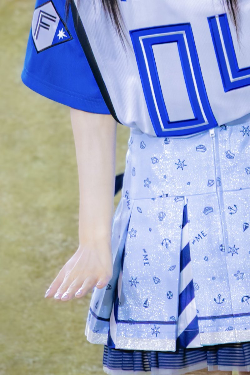 SODA_5L's tweet photo. 遠く見渡す姿可愛い〜
後ろ姿も愛おしい〜
って見てたら、左手…!!!!🤦🏻(ｺﾚﾊｼﾞｹﾝﾃﾞｽ!ｶﾜｲｽｷﾞﾙ
(@nagata_shiori_ )

2026.08.30 ≠ME
北海道日本ハムファイターズ-千葉ロッテマリーンズ
@ エスコンフィールド

#永田詩央里 #ノイミー #ノイミー_カメコ https://t.co/JXllZQluhv