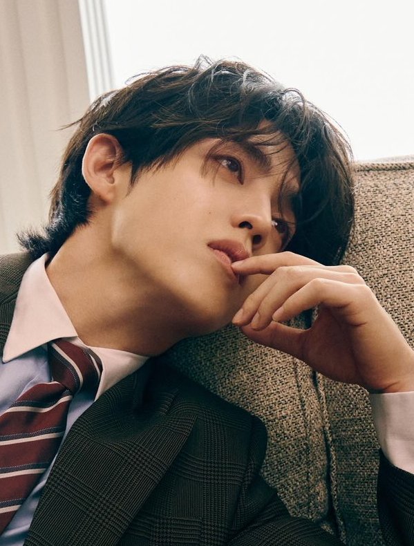 gyumawo_o's tweet photo. allure kr has a history of pulling out peak scoups visuals and both these issues prove it

october 2026                                    may 2023 https://t.co/S57LEXSU5l