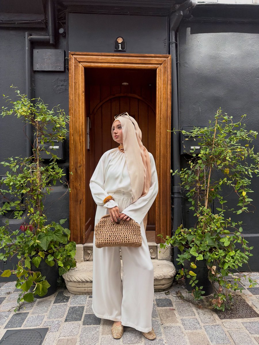 HanneloreSj89's tweet photo. Deauville, France. OOTD and bag from @losyana. https://t.co/M4gBIv2SYG