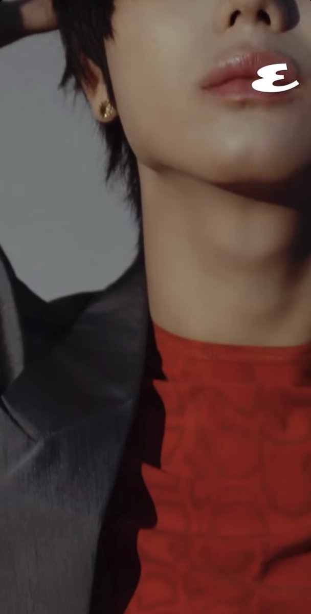 cchocohyul's tweet photo. ohyul's fit for esquire hk september issue 🫪🫪 v neck blazzer and red fit wow https://t.co/dJ7xuL8t79