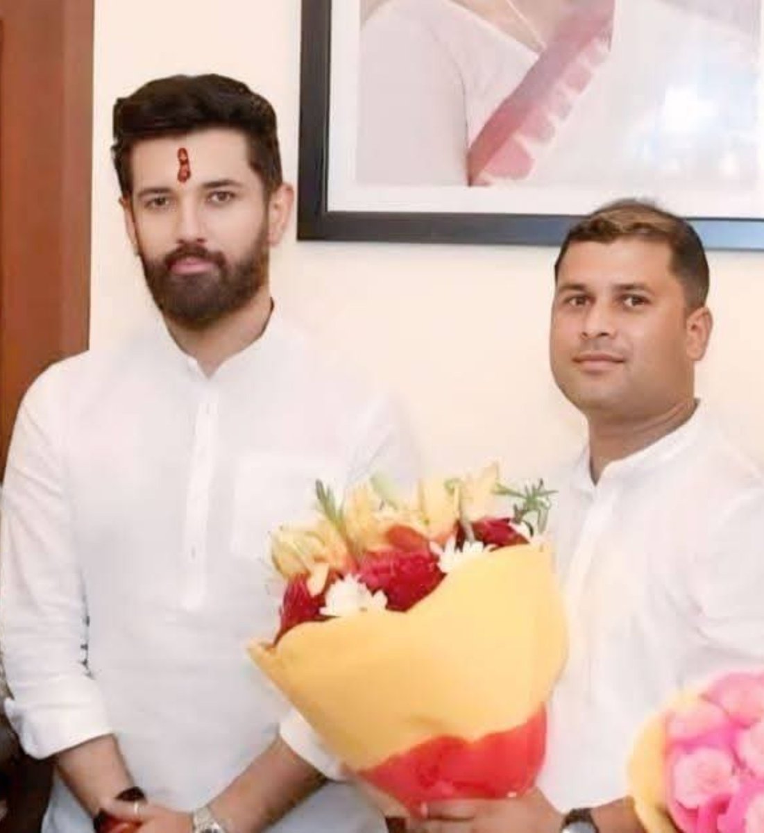 VoiceOfBrahmins's tweet photo. LJP पार्टी को एक और झटका?
अब तक पार्टी से 8वां इस्तीफ़ा हो चुका है। 

केंद्रीय मंत्री चिराग पासवान की पार्टी "लोक जनशक्ति पार्टी" से विकास कुमार दुबे ने इस्तीफ़ा दे दिया।

उन्होंने आरोप लगाया कि पार्टी सवर्ण समाज और UGC नियमों को लेकर गलत बयानबाज़ी कर रही है। https://t.co/641xBufltI