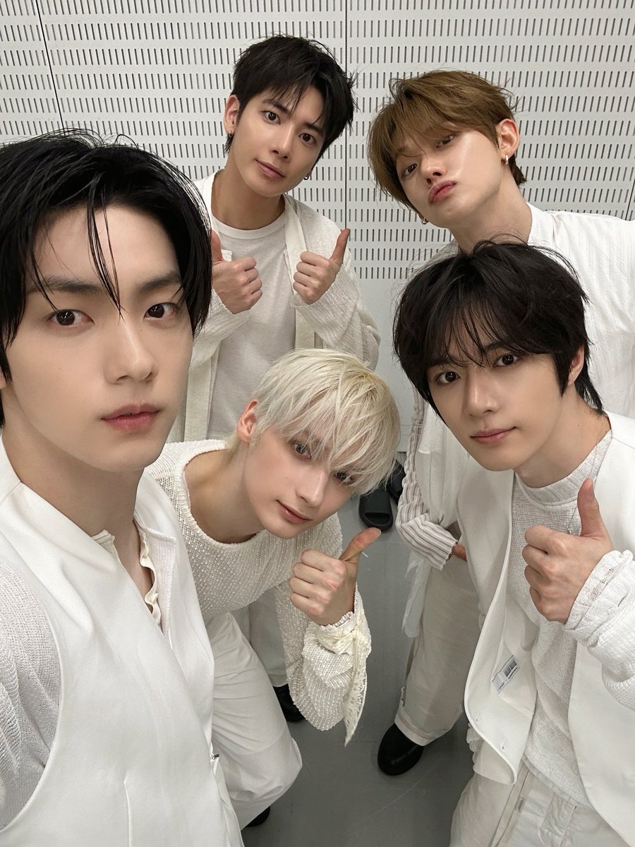 L0VELYBEOMIE's tweet photo. new ot5 selca from weibo 🥹🥹🥹 https://t.co/kwKB2vwiGW