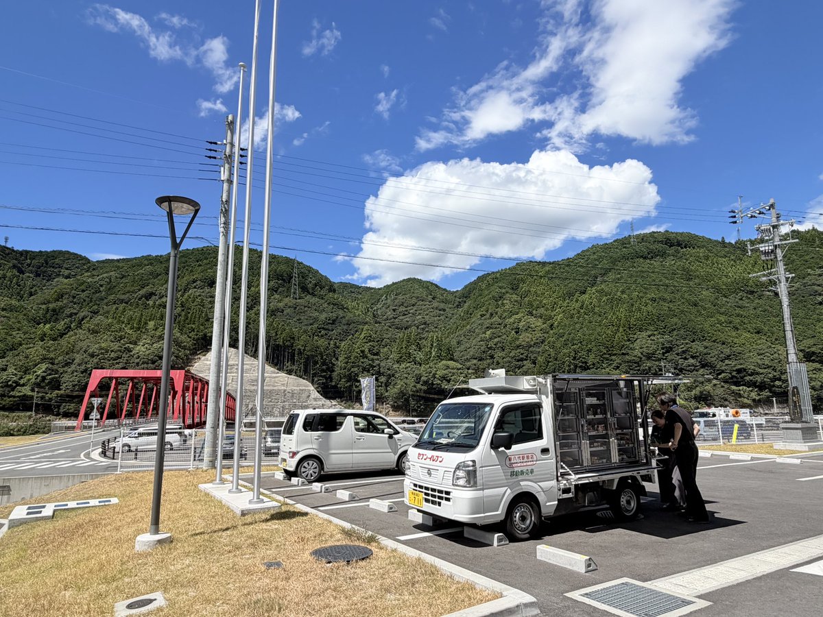 mio_hayakawa's tweet photo. 地震発生以降、休止してたセブンイレブンの移動販売車が復活してました！！
嬉しい！！

これからまた毎週火・木曜の12時&amp;14時に坂本支所前に来てくれるそうです🙌😆 https://t.co/xoJEfmwYBc
