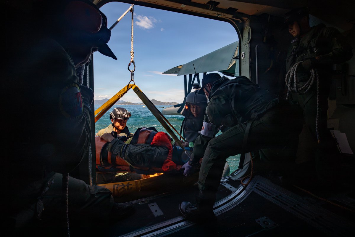 mcipac_jp's tweet photo. 8月26日、海兵隊岩国航空基地において、日米共同訓練「レスキュー・フラッグ26-1」の一環として、模擬負傷者を救助する訓練が実施されました。海洋緊急事態への対応を想定した状況下において、両組織の隊員たちが洋上救助、回収、通信、および物資輸送・分配を円滑に実践・習得する機会となりました。 https://t.co/7d4iuI7OEO