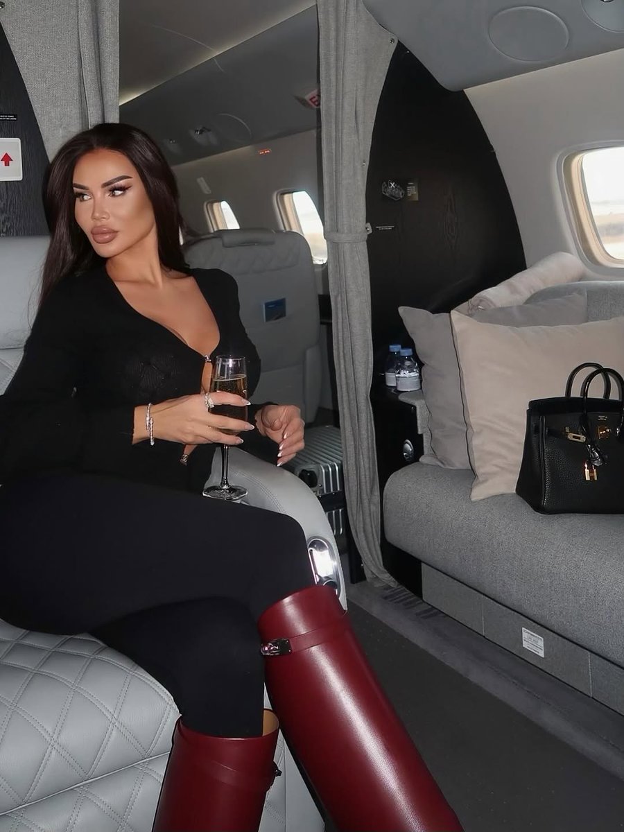 allyso2ihumph13's tweet photo. Untouchable 🖤 https://t.co/vOkhtEeVBd