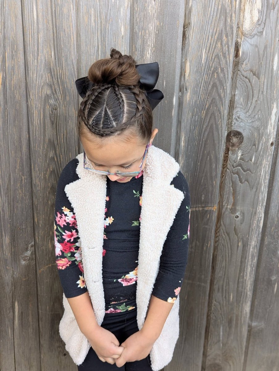 DavidByrgetdfq's tweet photo. Isla and I are excited to be back with our Hair Twinning Tuesday! This week, we chose a beautiful dance class hairstyle for both girls. Check out Brittany’s gorgeous style on Arya. https://t.co/8MsrKuEmJU