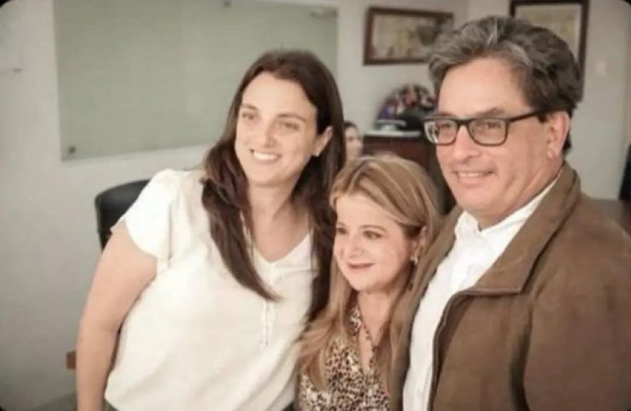 HELIODOPTERO's tweet photo. No es la hija de ellos dos, es la enfermita por la plata.

Más bien, son socios. https://t.co/gJbTqFU5tw